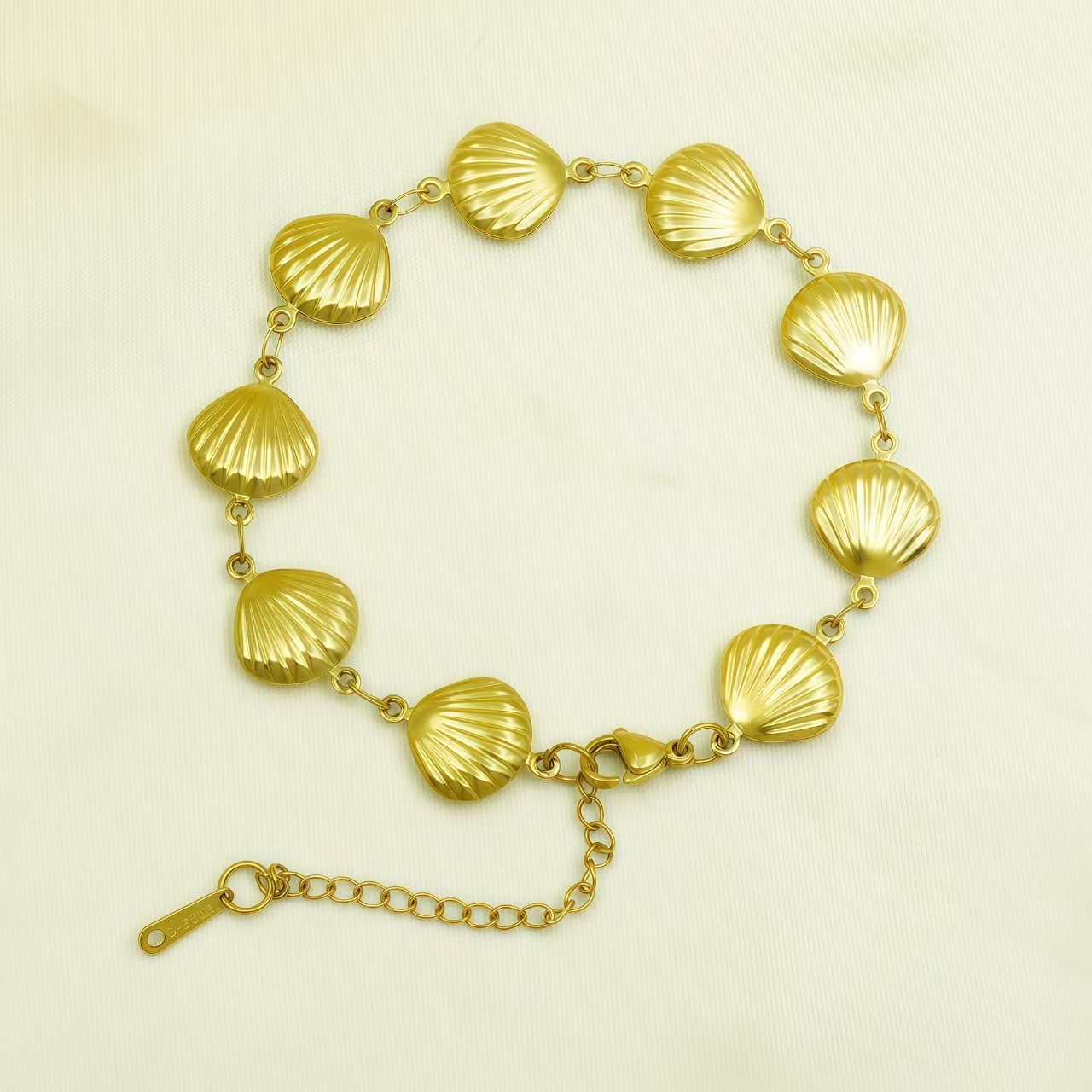 Cross border stainless steel hollow 18k gold fan-shaped bracelet from Europe and America