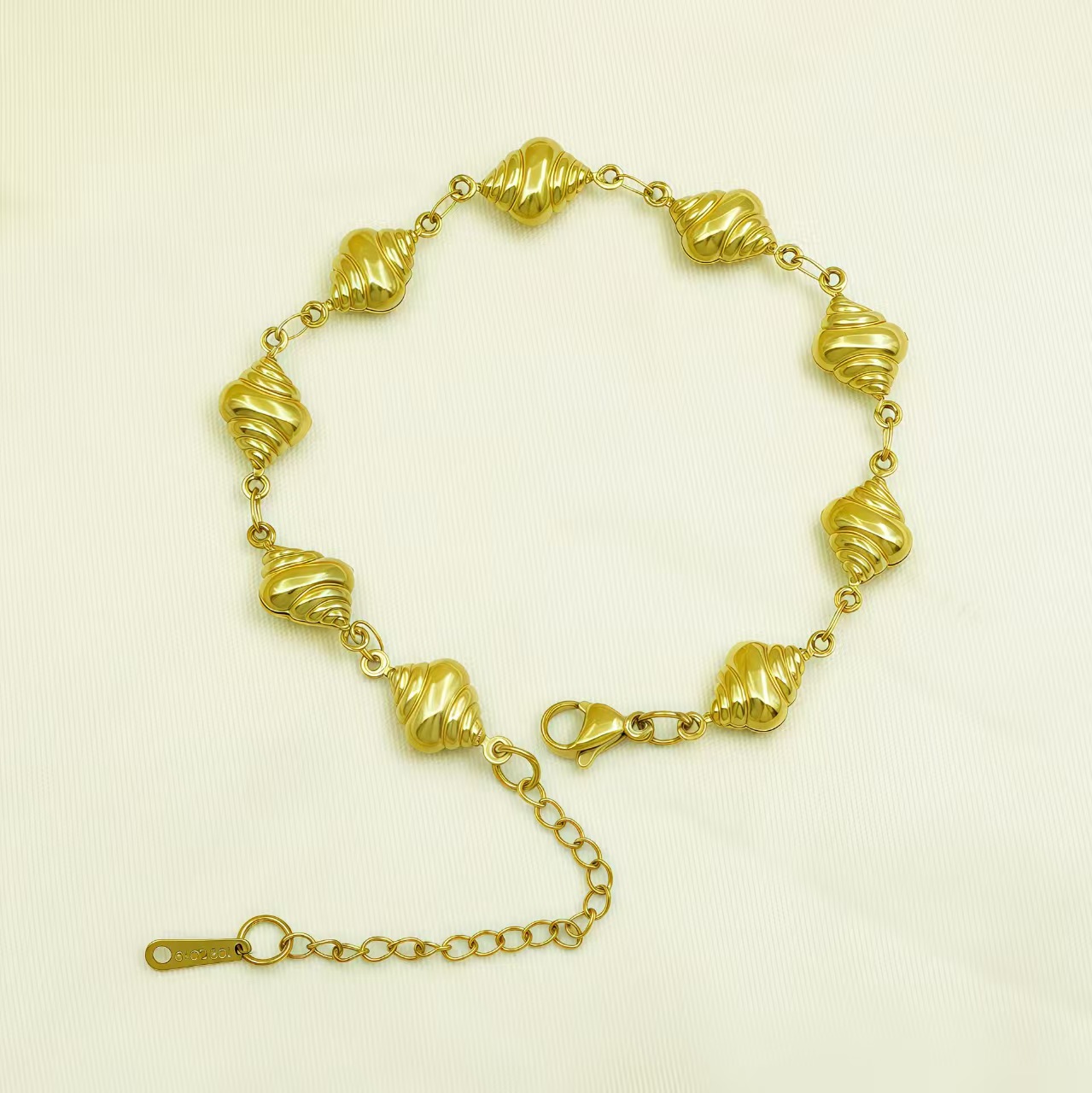 Cross border stainless steel hollow 18k gold conch bracelet from Europe and America